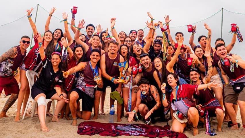 Equipe da AAAU comemorando o título UNI Divisão de Acesso 2025